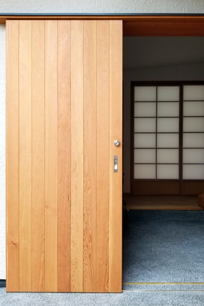 米松（ピーラ）無垢材を使った玄関板戸