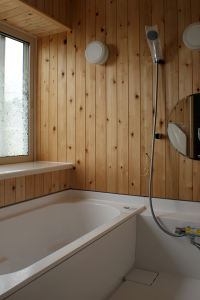 壁にヒバ木材を使ったハーフユニット浴槽