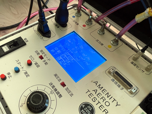 気密測定を実施　C値0.3　伊豆の国市の工務店「住宅舎」