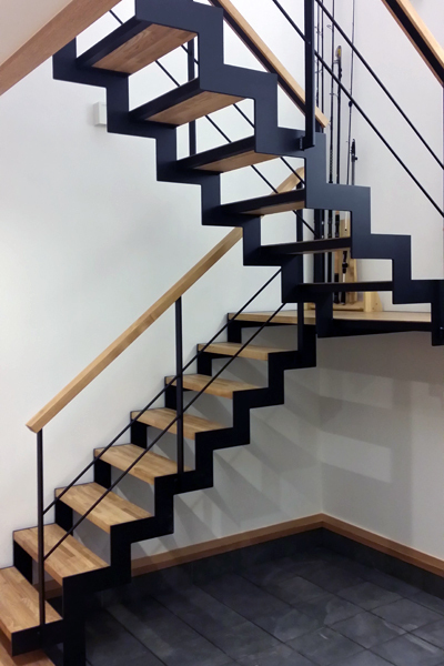 黒と無垢木材をデザインしたスケルトン階段