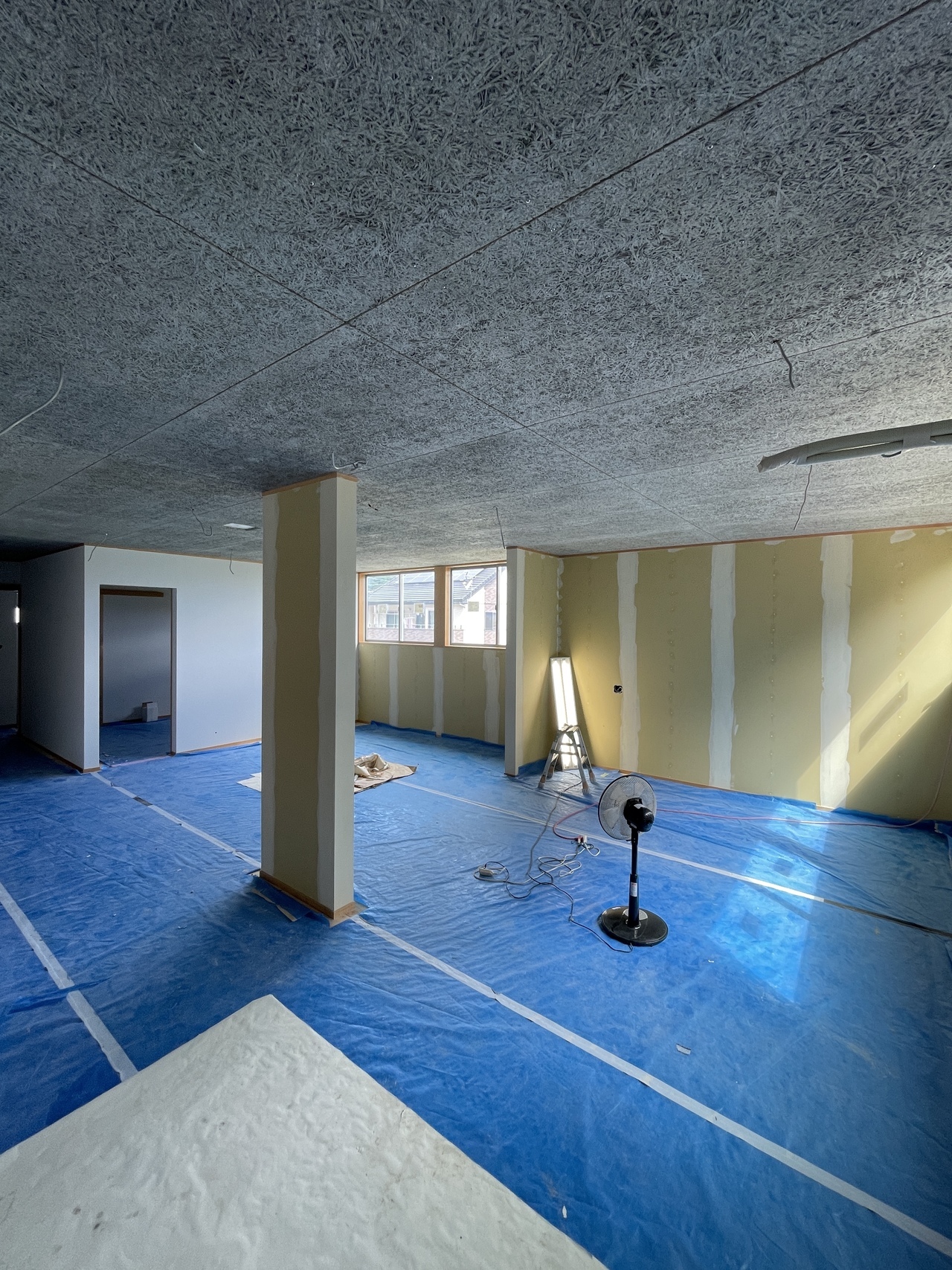 天井に内装用木毛セメント板を張る伊豆の国市工務店「住宅舎」