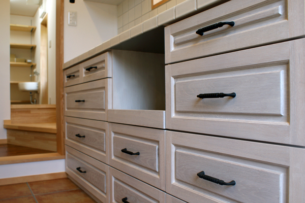 白い色でアンティーク北欧デザインの造り付け食器戸棚