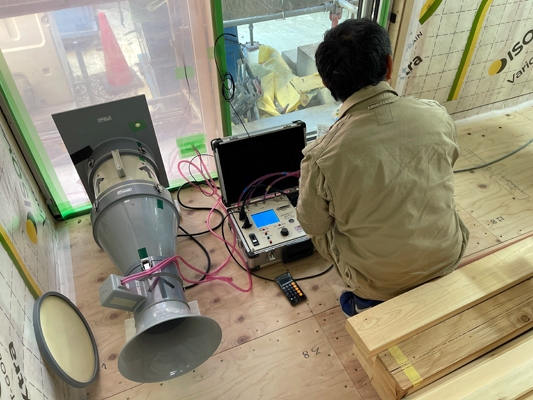 木製玄関引戸や引違いサッシが多い住宅での気密測定結果　静岡県東部の工務店「住宅舎」