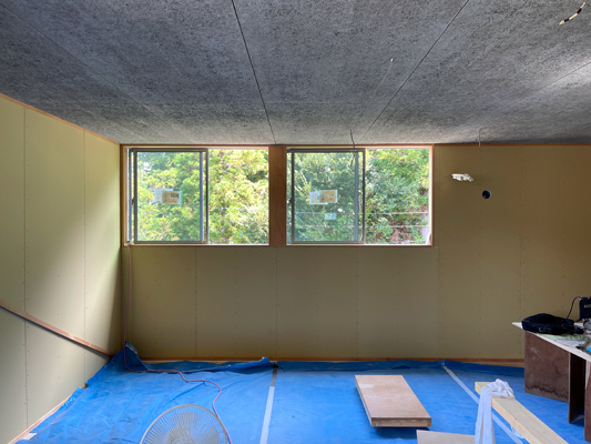 静岡県東部工務店「住宅舎」の天井までの連窓サッシデザインと取付加工手法