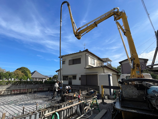 呼び強度27N/mm2、スランプ15㎝の基礎コンクリート打設　静岡県東部工務店「住宅舎」