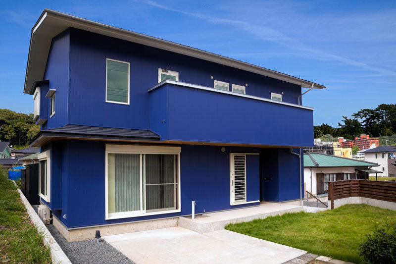 青い外壁のガルバリウム鋼板の家