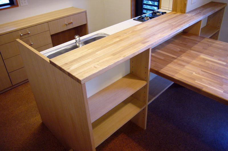 造り付けダイニングテーブルとデザインを合わせた対面式カウンター