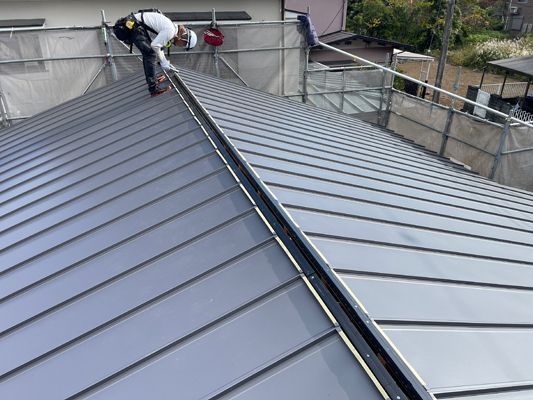 連続した棟換気の取り付け　静岡県東部工務店「住宅舎」