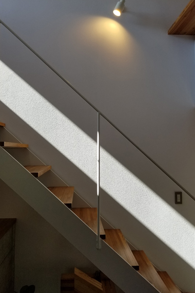 光と取り入れてデザインされた住宅の鉄骨階段