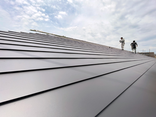 静岡県東部で継ぎ目なしのガルバリウム鋼板屋根葺き工務店「住宅舎」