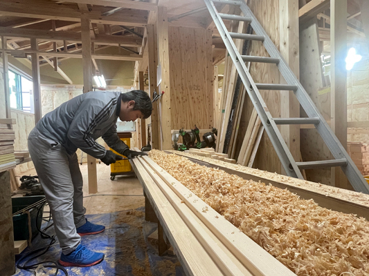 無垢枠材の加工　静岡県東部工務店「住宅舎」