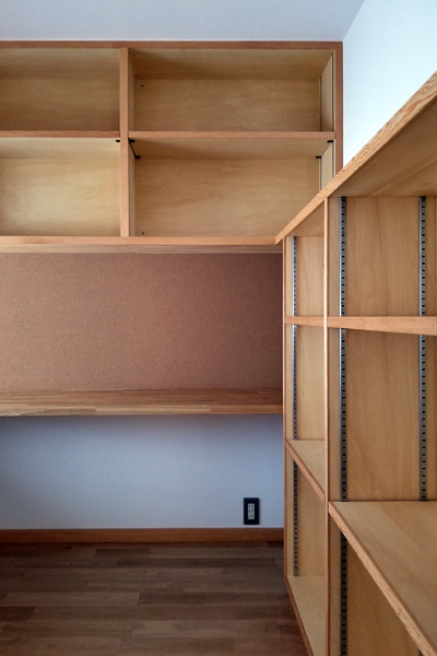造り付け家具のデザインを統一した収納棚と本棚