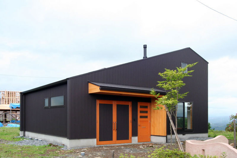 片流れの山小屋風ガレージ住宅