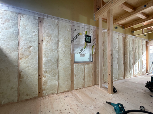 壁断熱は裸のグラスウール　静岡県東部工務店「住宅舎」